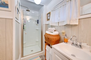 House (3 Bedrooms) | Bathroom | Bathtub