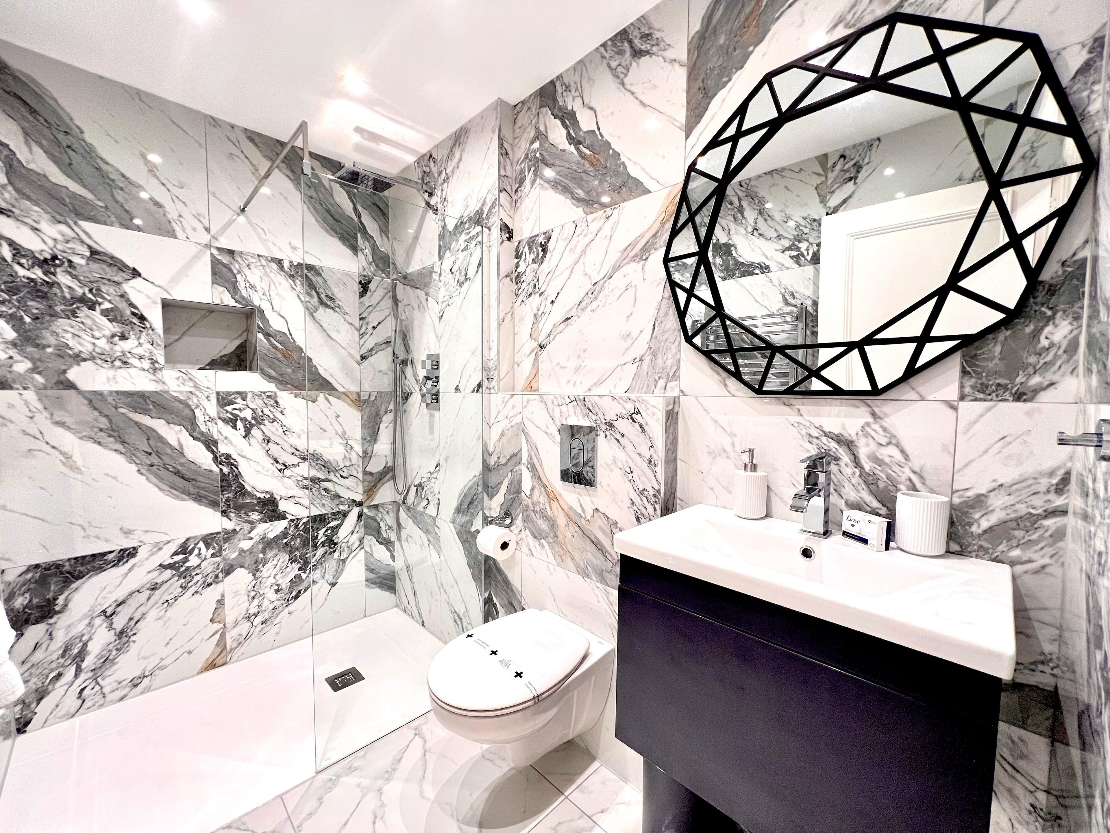 Douche, sèche-cheveux, serviettes fournies, papier toilette