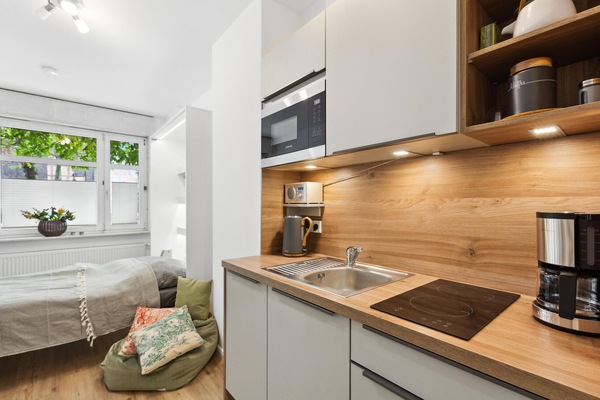 Kjøleskap, kokeplater, oppvaskmaskin og kaffetrakter/tekoker