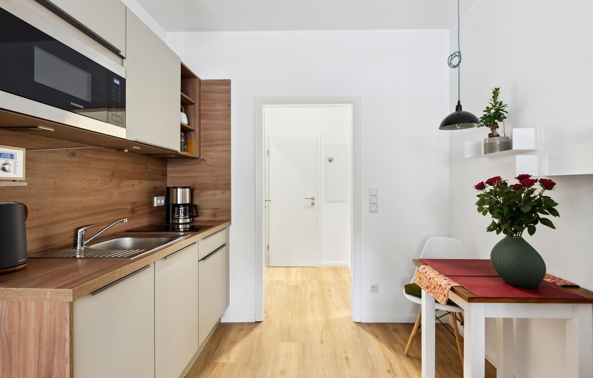 Wasserkocher mit Kaffee-/Teezubehör, Kühlschrank, Mikrowelle, Herdplatte