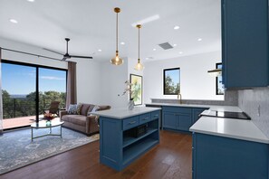 Interior - Splendor in the Hills, Wimberley, Putting Green, Views, Hot tub! (Wimberley)
