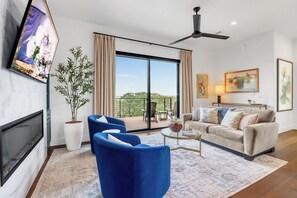 TV, fireplace, table tennis - Splendor in the Hills, Wimberley, Putting Green, Views, Hot tub! (Wimberley)