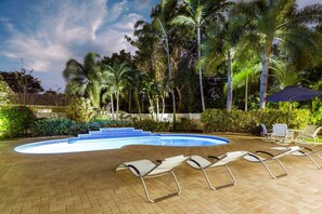 A heated pool - Private Tropical Oasis, Pool! Walk to shopping & entertainment. Great Location. (Wilton Manors)