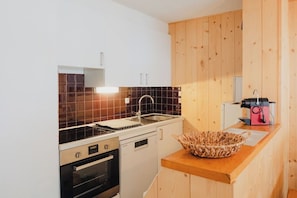 Fridge, microwave, oven, stovetop - Apartment Blanche, front of village location (Montgenèvre)
