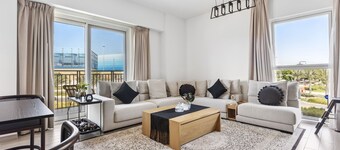 WelHome - Apt Close to Yas Waterworld and Ferrari Circuits 