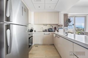 Departamento de diseñador | Cocina privada | Refrigerador, microondas, horno y lavavajillas 