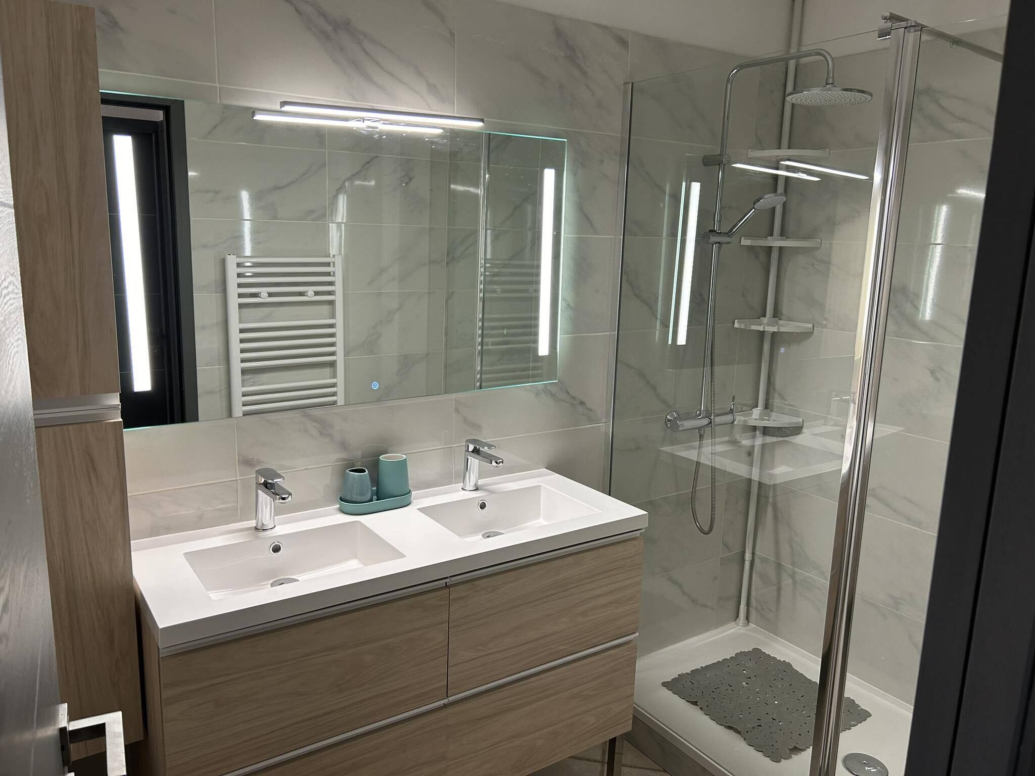 Regadera, secadora de cabello, papel de baño 