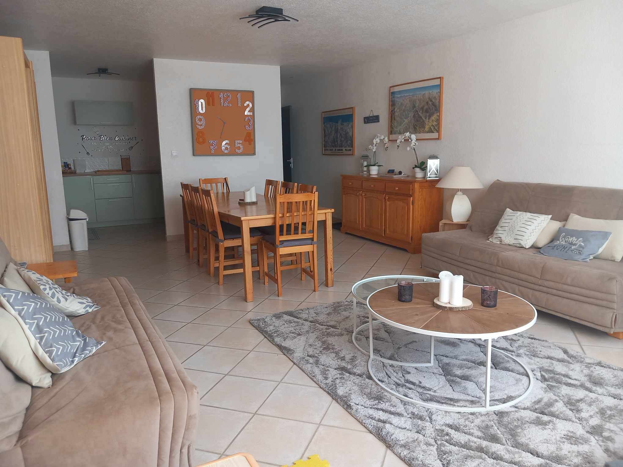 Een televisie en boeken