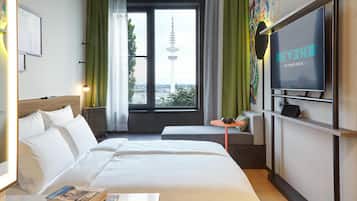 Ropa de cama hipoalergénica y caja de seguridad en la habitación