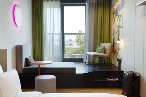 Hypo-allergenic bedding, in-room safe, individually decorated, free WiFi - REVERB by HardRock Hamburg (Hamburg)