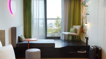 Hypo-allergenic bedding, in-room safe, individually decorated, free WiFi