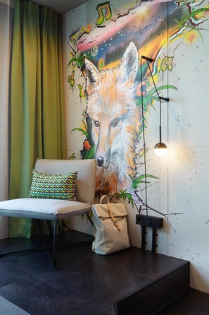 Hypo-allergenic bedding, in-room safe, individually decorated, free WiFi