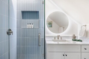 Dusche, Haartrockner, Handtücher, Shampoo