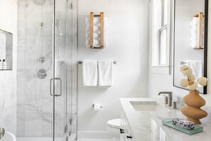 Douche, sèche-cheveux, serviettes fournies, shampoing
