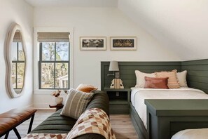 6 Schlafzimmer, Schreibtisch, Bügeleisen/Bügelbrett, Reisekinderbett
