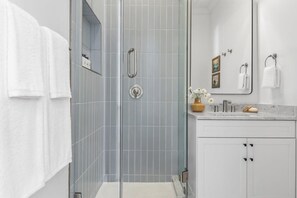 Dusche, Haartrockner, Handtücher, Shampoo
