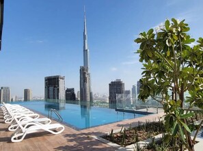 Pool - Sky-High 2BR with Iconic Burj Khalifa Views, Near Dubai Mall and Metro (Dubai)