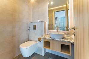 Dusche, Haartrockner, Bidet, Handtücher