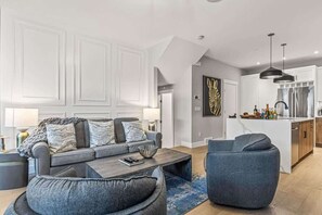 Televisión, chimenea, estéreo y oficina 