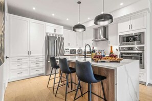 Jääkaappi, mikroaaltouuni, uuni, liesi