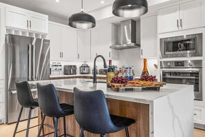 Refrigerador, microondas, horno y parrilla de estufa 