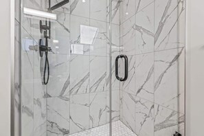 Chuveiro, secador de cabelo, toalhas de banho, shampoo