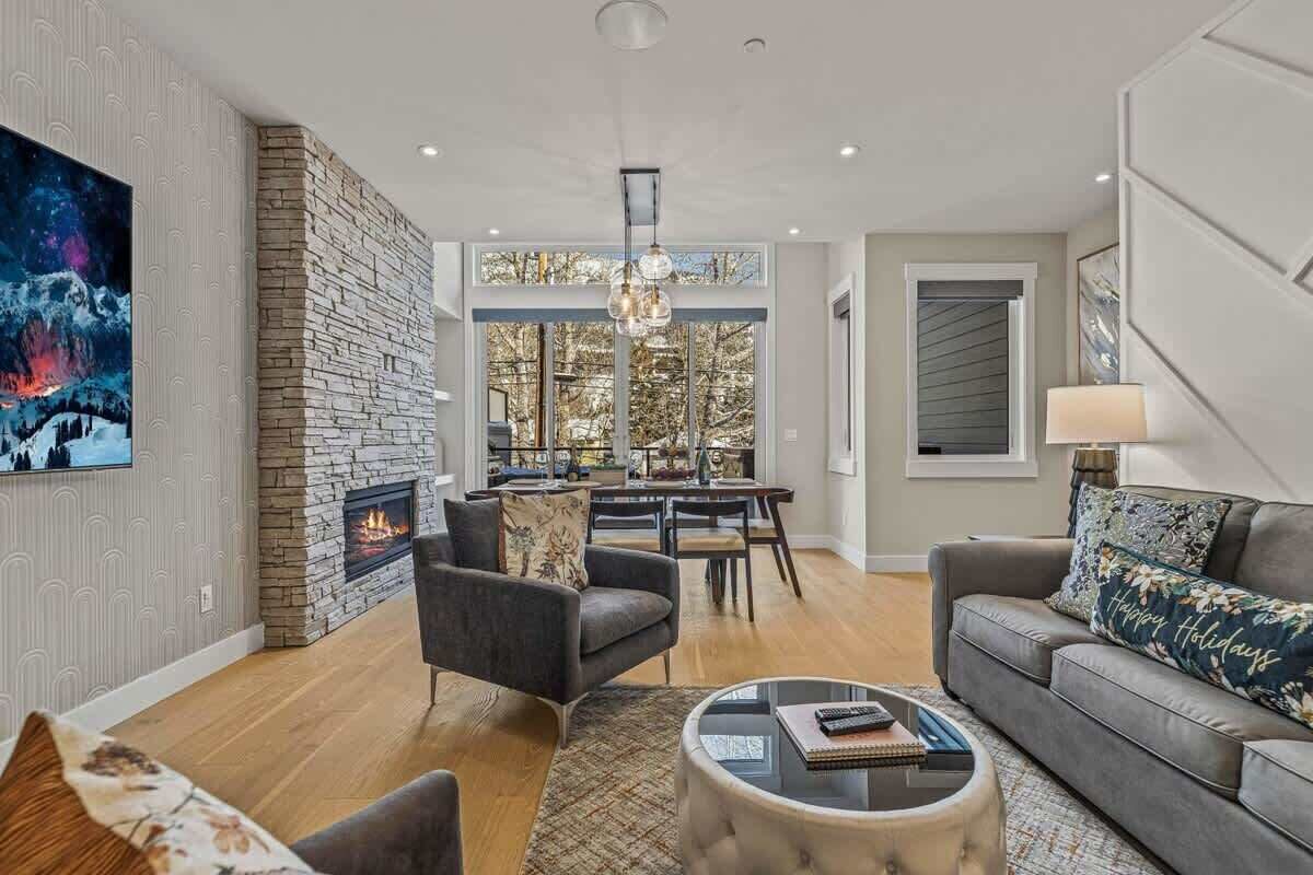 TV, peis, stereoanlegg og kontorer