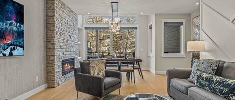 Una televisión, una chimenea, un reproductor estéreo, una oficina