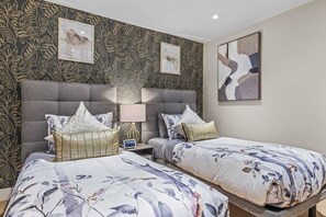 5 bedrooms, desk, iron/ironing board, travel crib