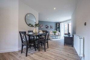 Dining - Close to Warwick University - Clover Way by Tŷ SA (Coventry)