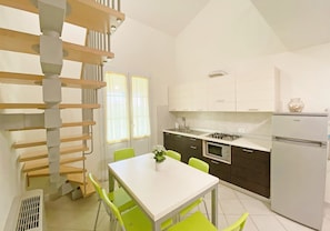 Appartement | Cuisine privée | Réfrigérateur, four à micro-ondes, vaisselle et ustensiles