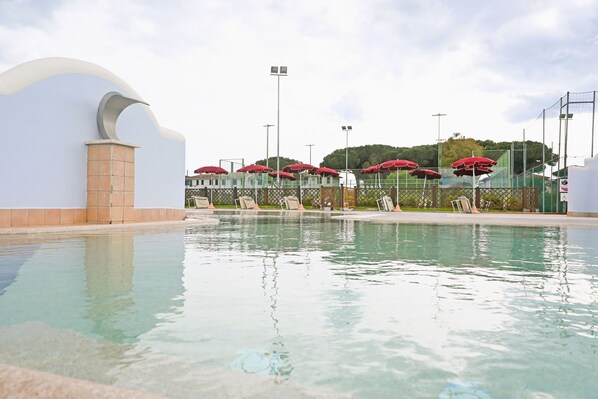 Alberca al aire libre por temporada y sombrillas en la alberca 