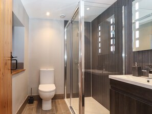 A modern bathroom with a toilet, shower, and sink. - Spinners Loft (Ambleside)