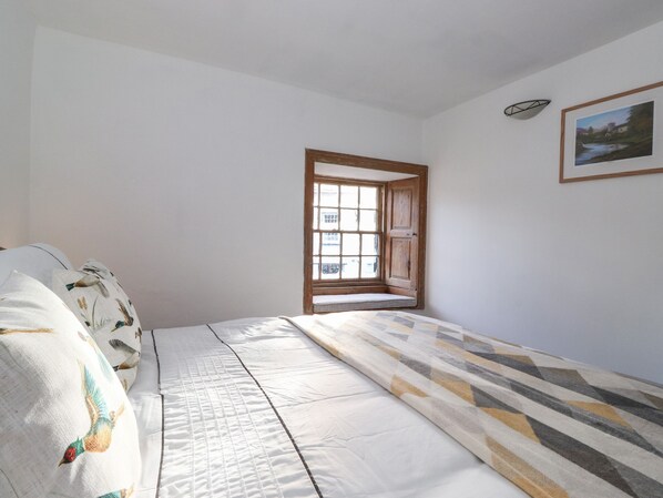 A room with a bed, a window, and a framed picture on the wall. - Spinners Loft (Ambleside)