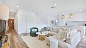 Smart TV, books, stereo