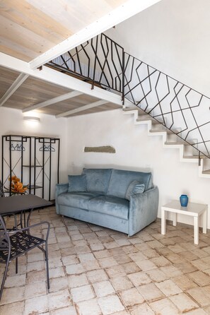 Living area - Room with mezzanine in historic mansion (Forio)