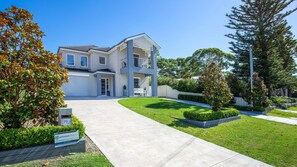 Exterior - Bluewater Jervis Bay - Pet Friendly Luxury with Spa - 5 Mins Walk to Beach (Callala Beach)