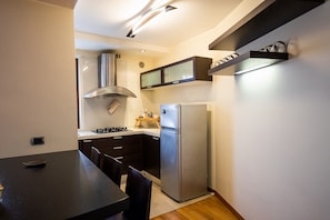 Kühlschrank, Geschirrspüler, Wasserkocher, Kochgeschirr/Geschirr/Besteck