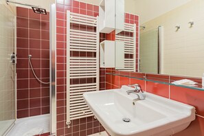 Douche, sĂšche-cheveux, serviettes fournies