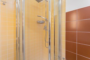 Ducha, secador de pelo, toallas