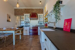 Kühlschrank, Mikrowelle, Ofen, Geschirrspüler