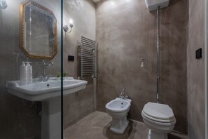 Chuveiro, secador de cabelo, toalhas de banho