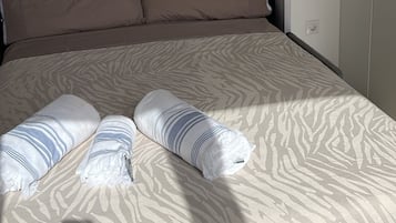 1 slaapkamer, een strijkplank/strijkijzer, beddengoed