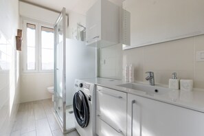 Ducha, secador de pelo, bidet, toallas