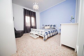 2 habitaciones, tabla de planchar con plancha, wifi y ropa de cama