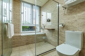 Comfort Quadruple Room | Bathroom | Hair dryer, towels - Jasmine studio (Hualien City)