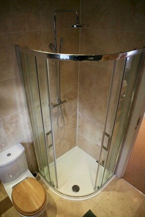 Appartement de base | Salle de bain | Serviettes fournies, savon, shampooing, papier de toilette