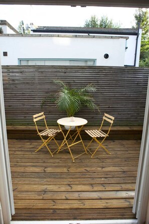 Basic Apartment | Outdoor dining - Inviting & Secluded 1BD House w/ Patio - Peckham! (London)