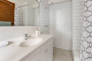 Shower, towels - All about the Views! 2 Bed 1 bath Apartment (Townsville)