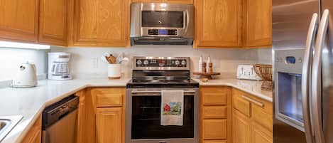 Geladeira, micro-ondas, fogão, cooktop
